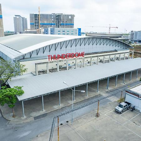 Beige Poshtels + Netflix Vandrarhem Bangkok Exteriör bild
