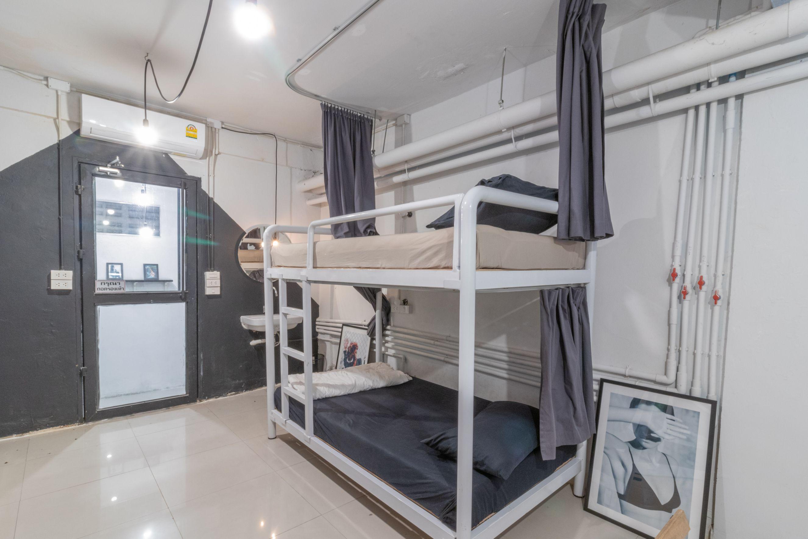 Beige Poshtels + Netflix Vandrarhem Bangkok Exteriör bild