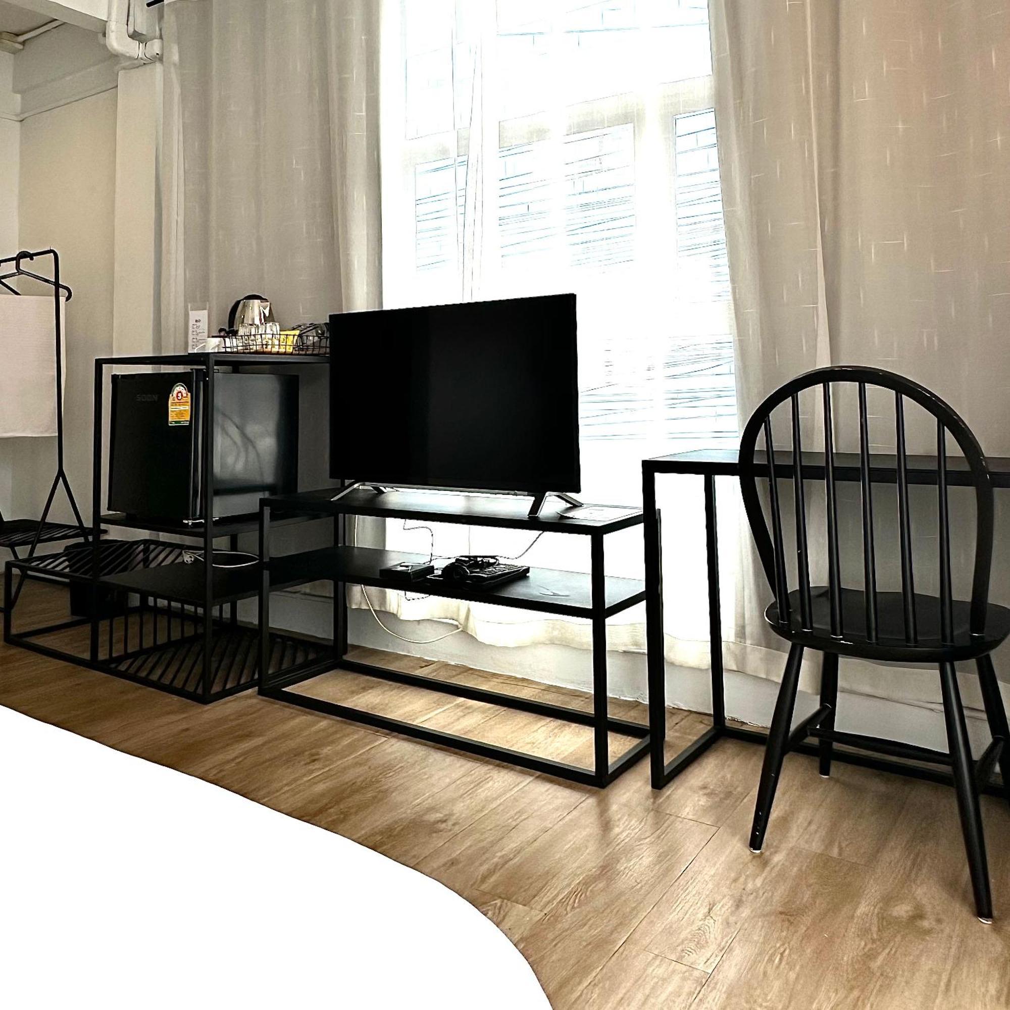 Beige Poshtels + Netflix Vandrarhem Bangkok Exteriör bild