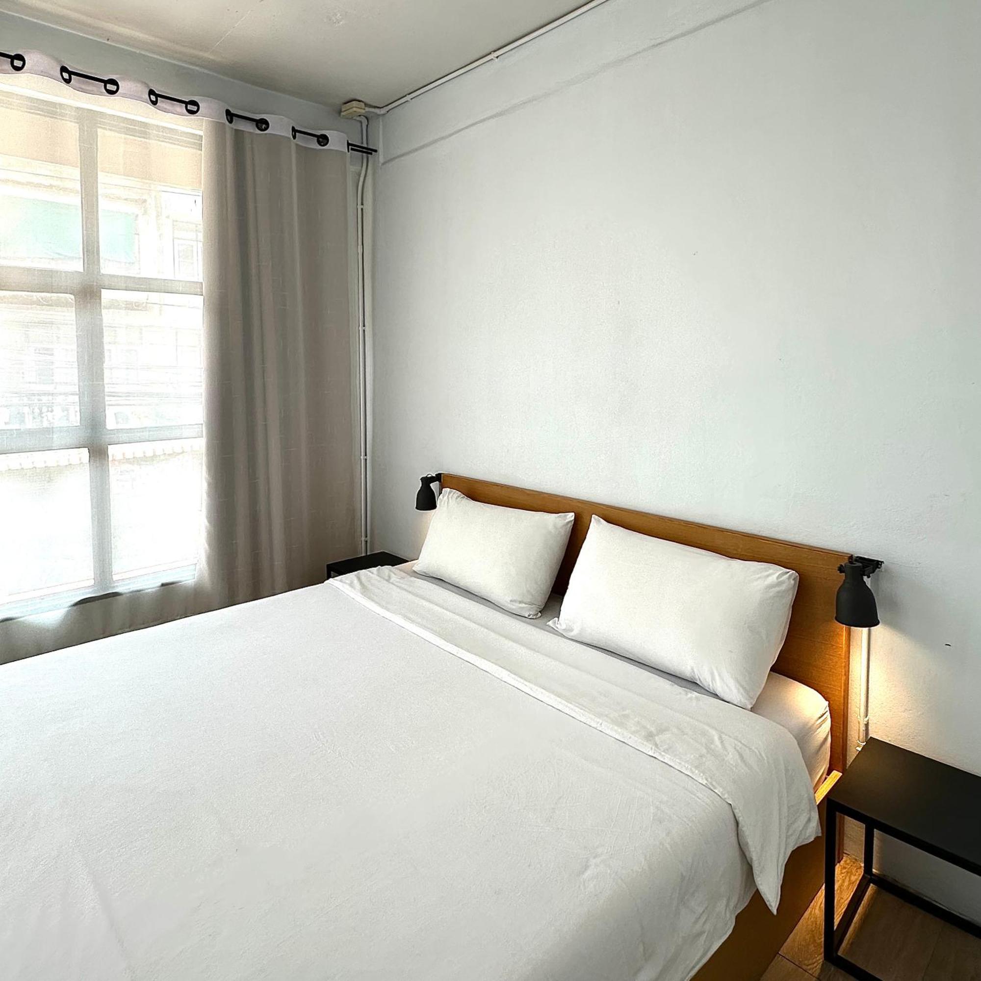 Beige Poshtels + Netflix Vandrarhem Bangkok Exteriör bild