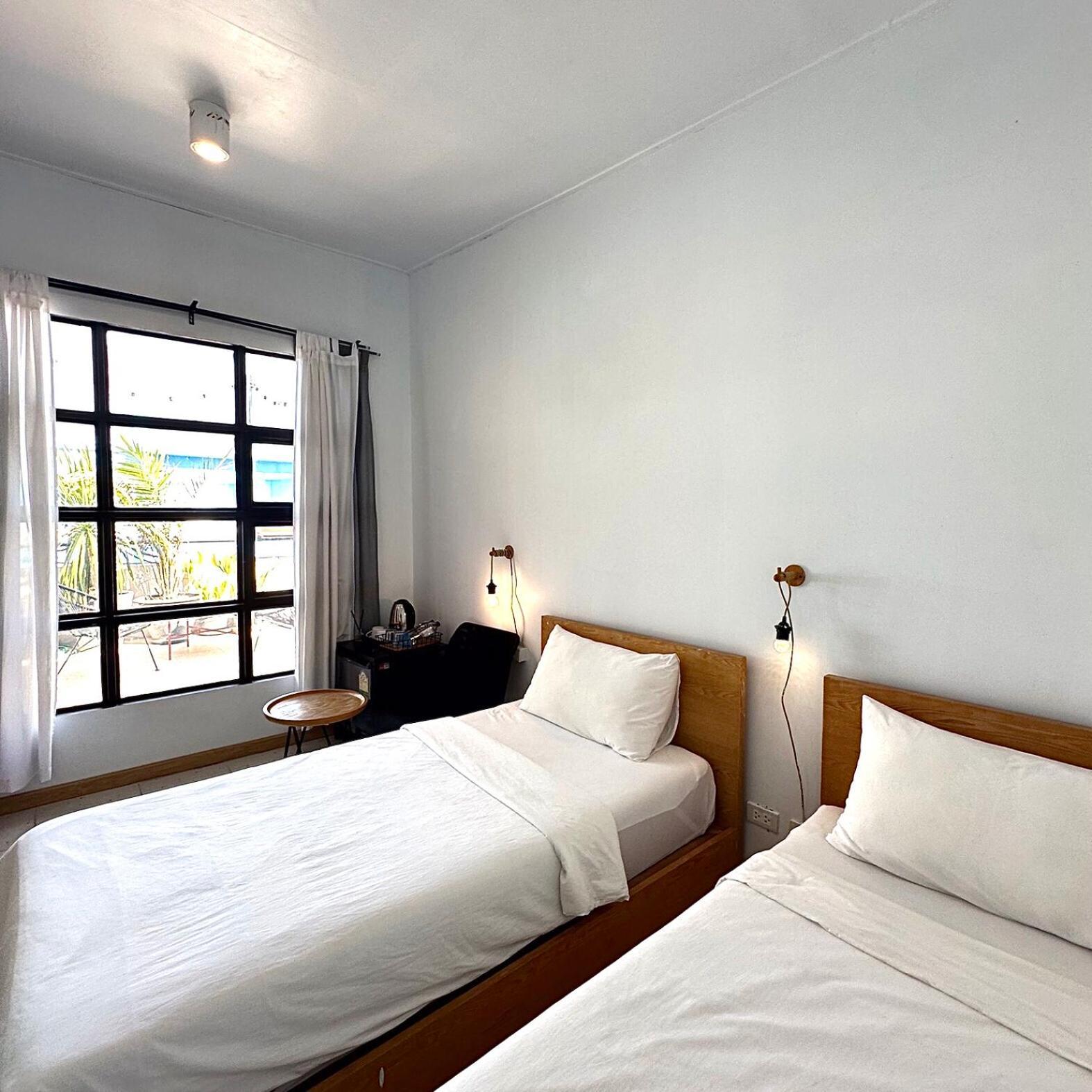 Beige Poshtels + Netflix Vandrarhem Bangkok Exteriör bild