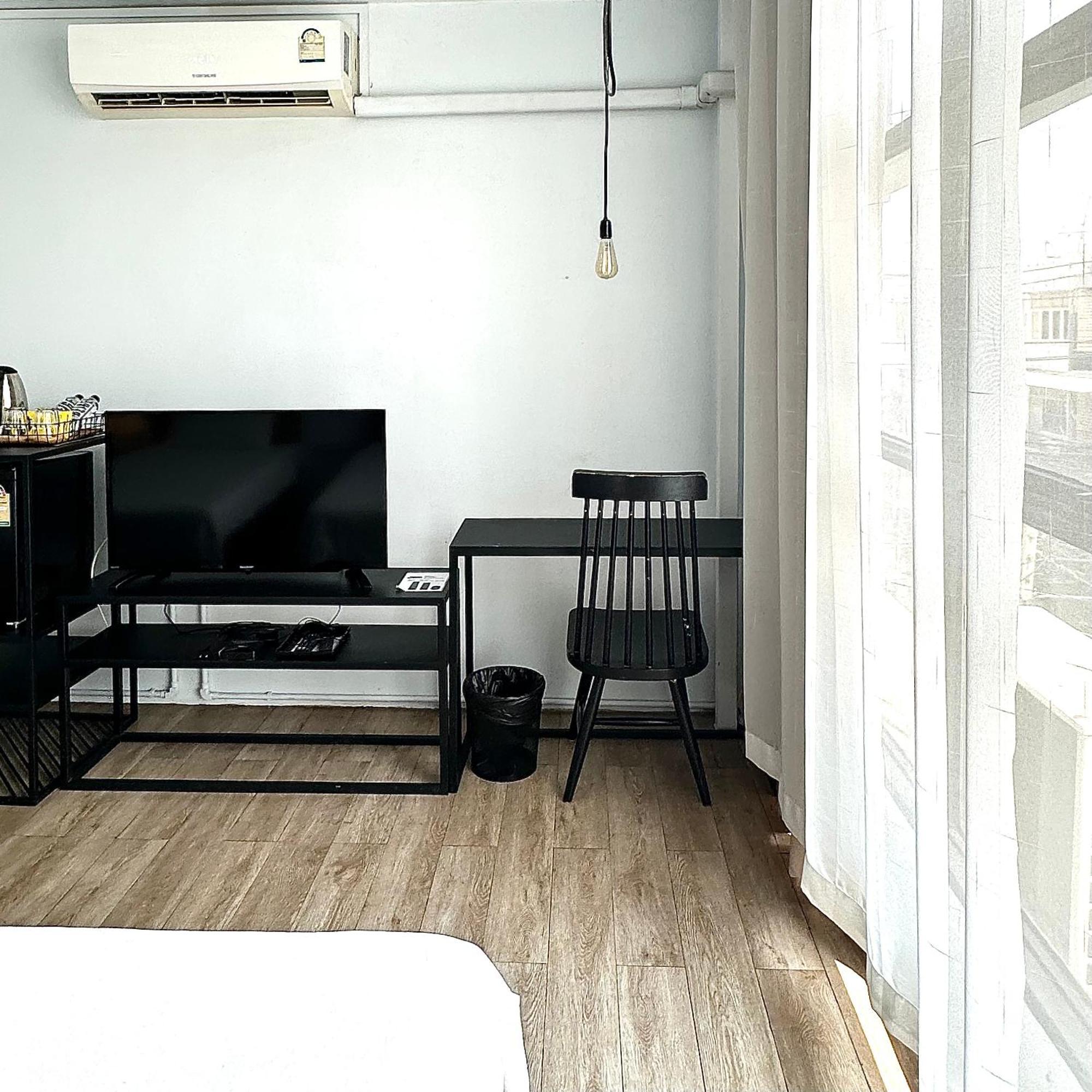 Beige Poshtels + Netflix Vandrarhem Bangkok Exteriör bild