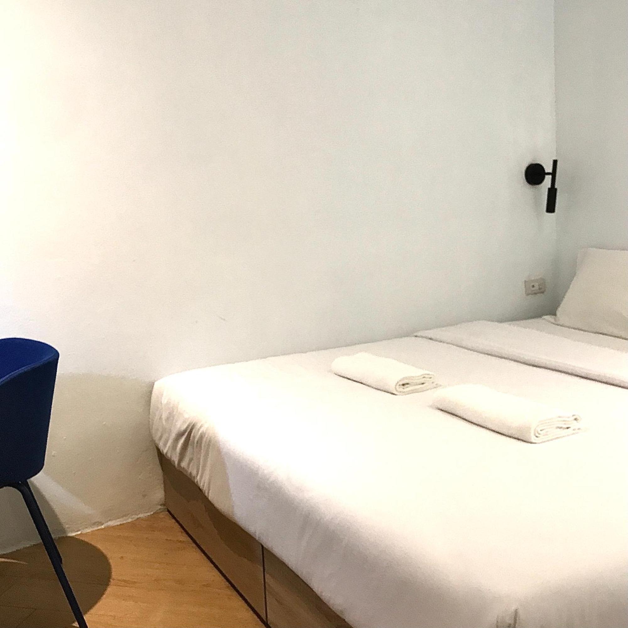 Beige Poshtels + Netflix Vandrarhem Bangkok Exteriör bild