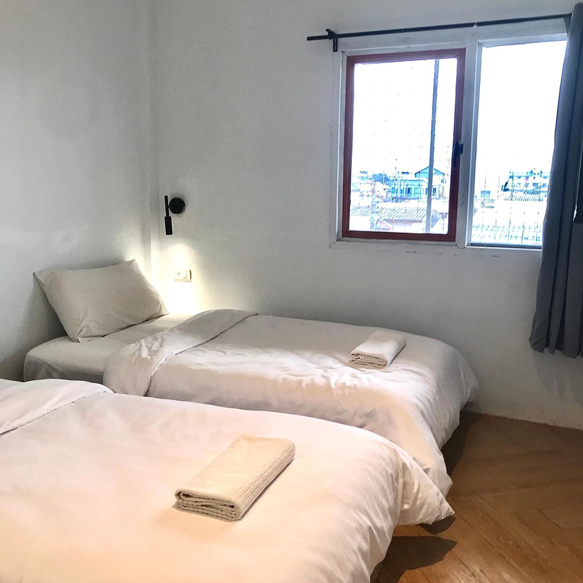 Beige Poshtels + Netflix Vandrarhem Bangkok Exteriör bild