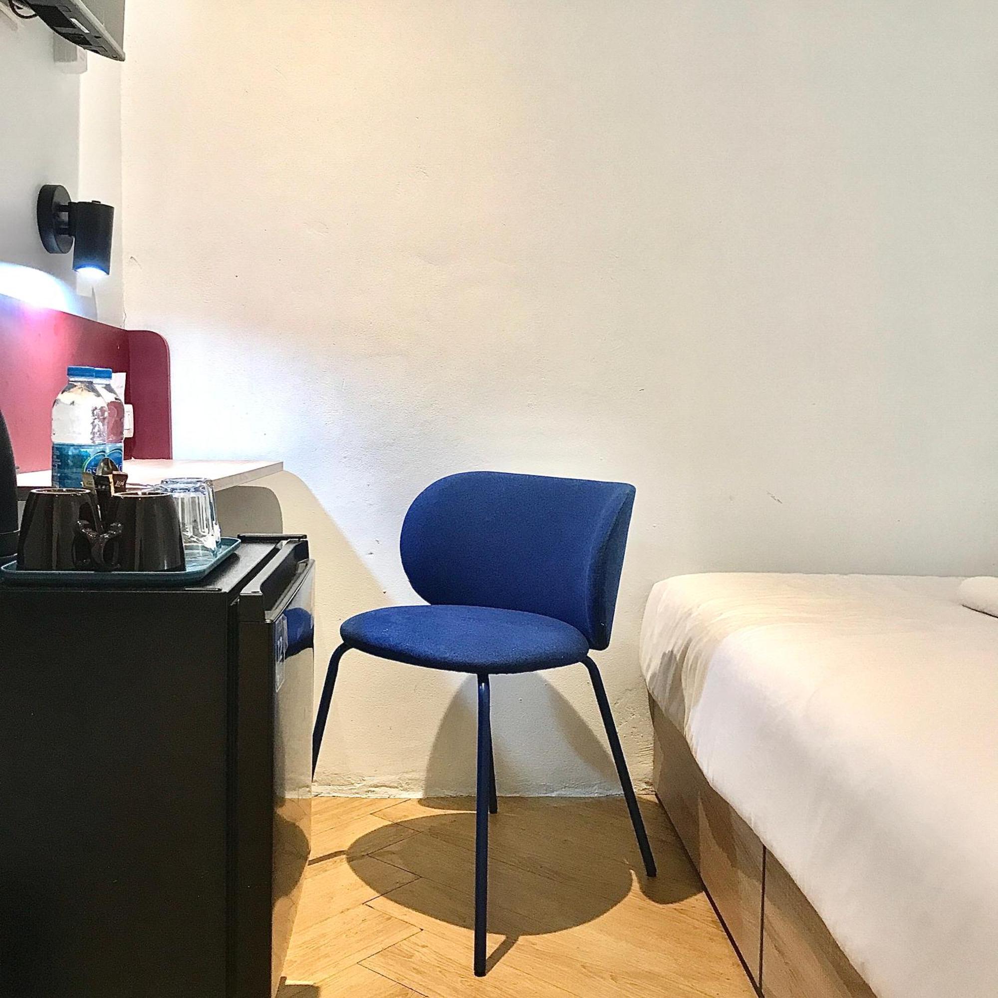 Beige Poshtels + Netflix Vandrarhem Bangkok Exteriör bild