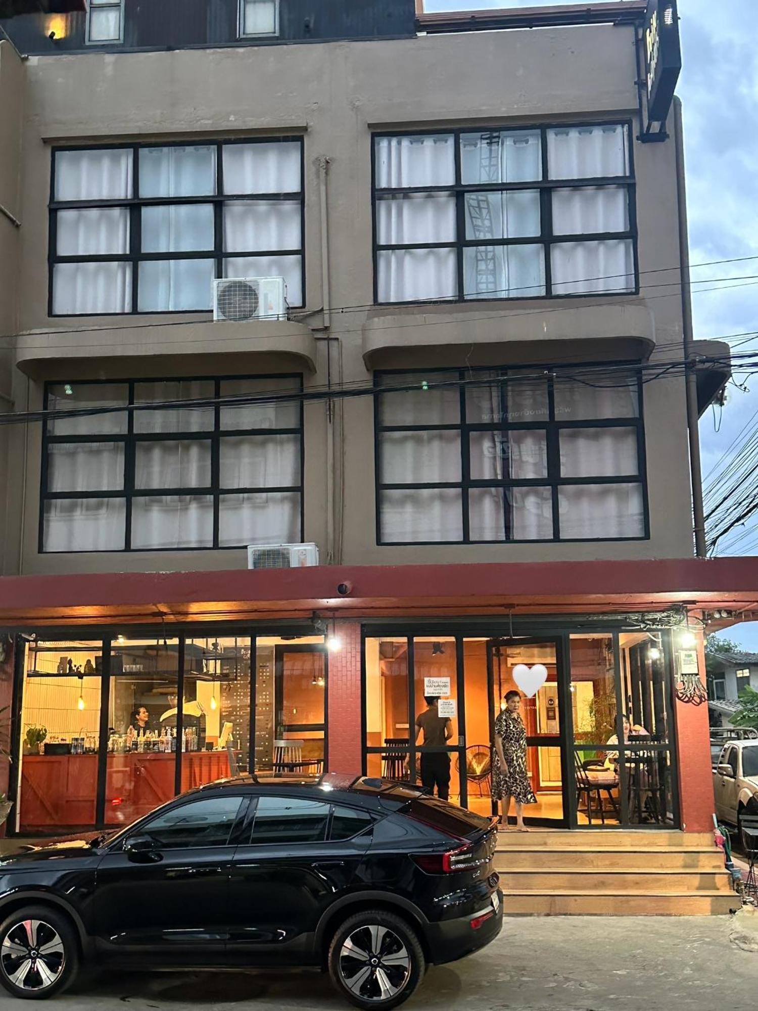 Beige Poshtels + Netflix Vandrarhem Bangkok Exteriör bild