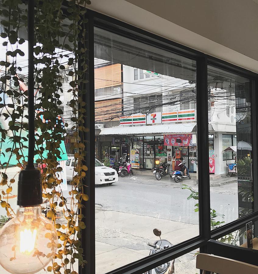 Beige Poshtels + Netflix Vandrarhem Bangkok Exteriör bild