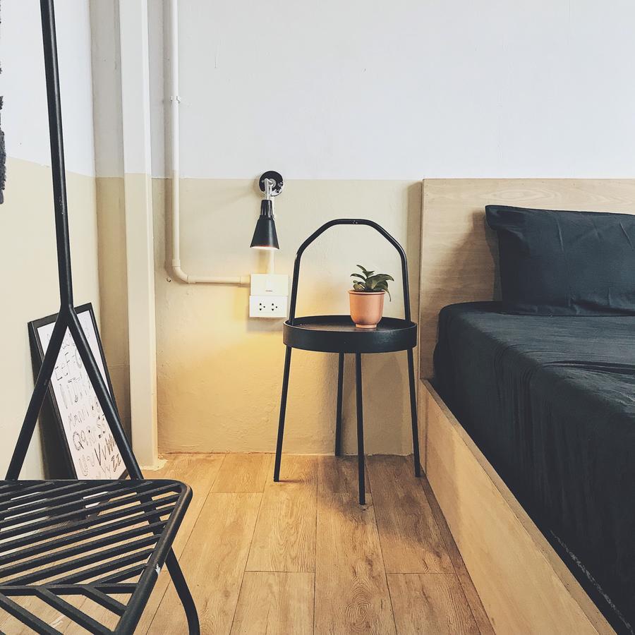 Beige Poshtels + Netflix Vandrarhem Bangkok Exteriör bild