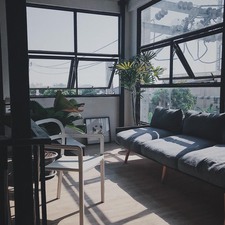 Beige Poshtels + Netflix Vandrarhem Bangkok Exteriör bild