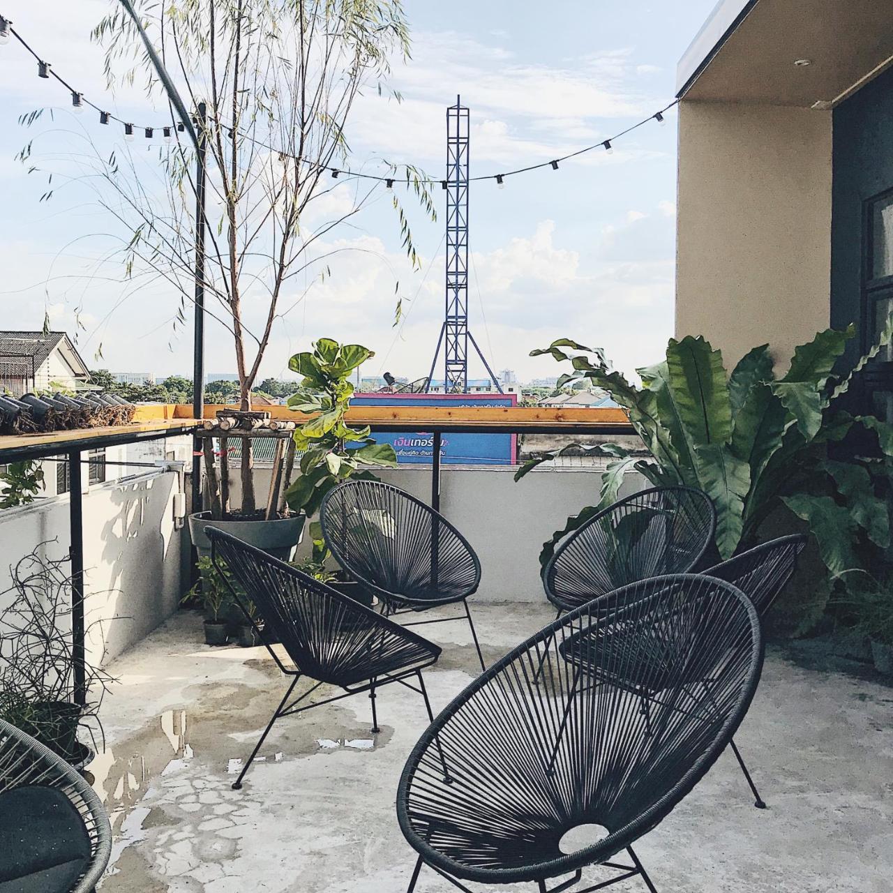 Beige Poshtels + Netflix Vandrarhem Bangkok Exteriör bild