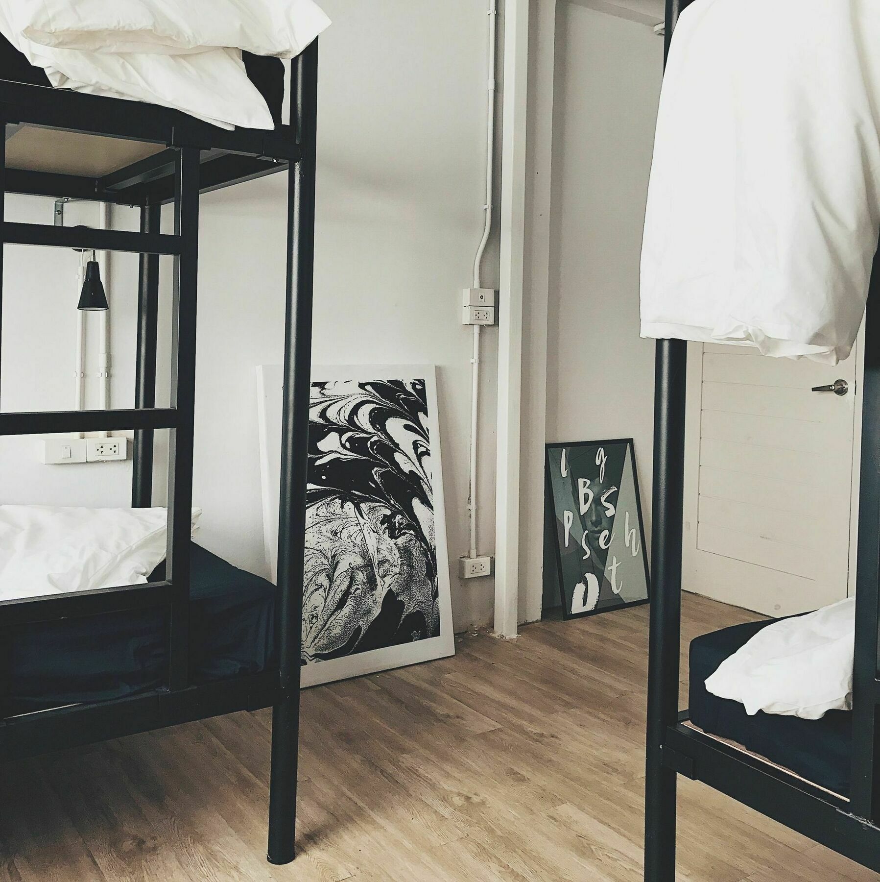 Beige Poshtels + Netflix Vandrarhem Bangkok Exteriör bild